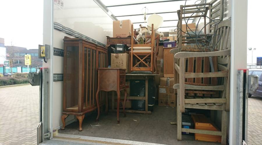 Vind direct een woningontruiming in Hoogeveen met MyGo Verhuiswagen vol spullen